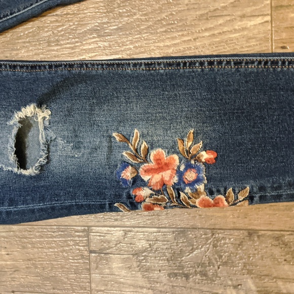 Miss Me Floral Embroidered Skinny Ankle Jeans - Picture 4 of 11